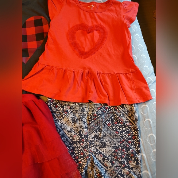 Red & black 4T lot - 9 coordinating pieces - Picture 5 of 5